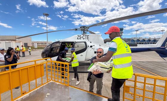 联合国灾害评估队正在向莫桑比克赛赛镇受洪水影响的民众运送援助物资。